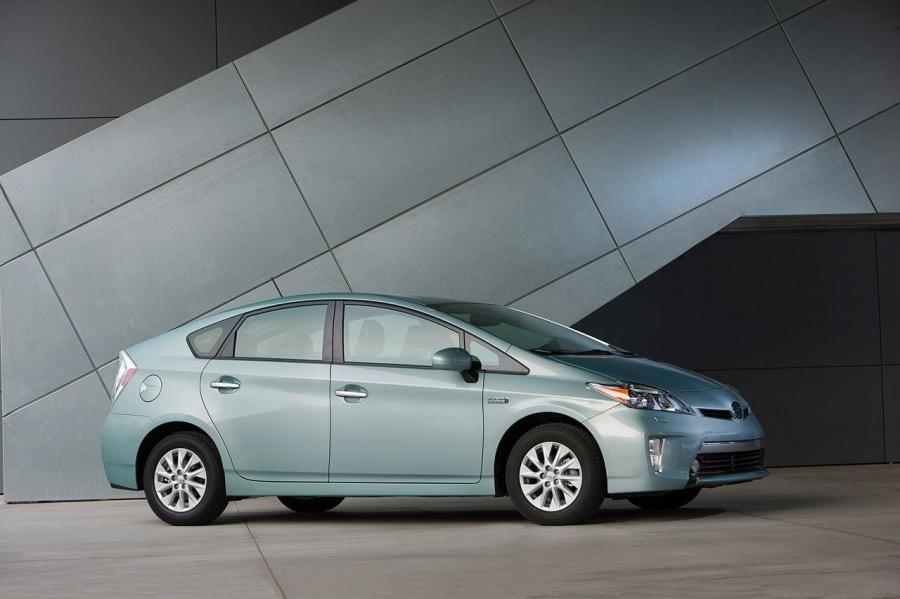  Toyota Prius Plug-In Hybrid 2012 года  (фото 6 из 75)